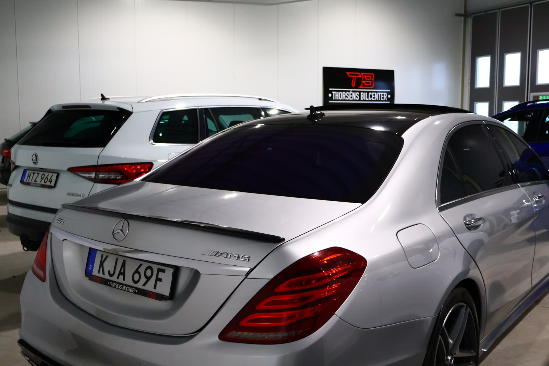 Silvergrå Mercedes-AMG i bilhallen