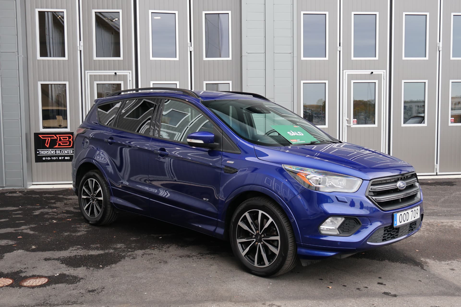 Blå Ford Kuga utanför Thorséns Bilcenter i Malmby