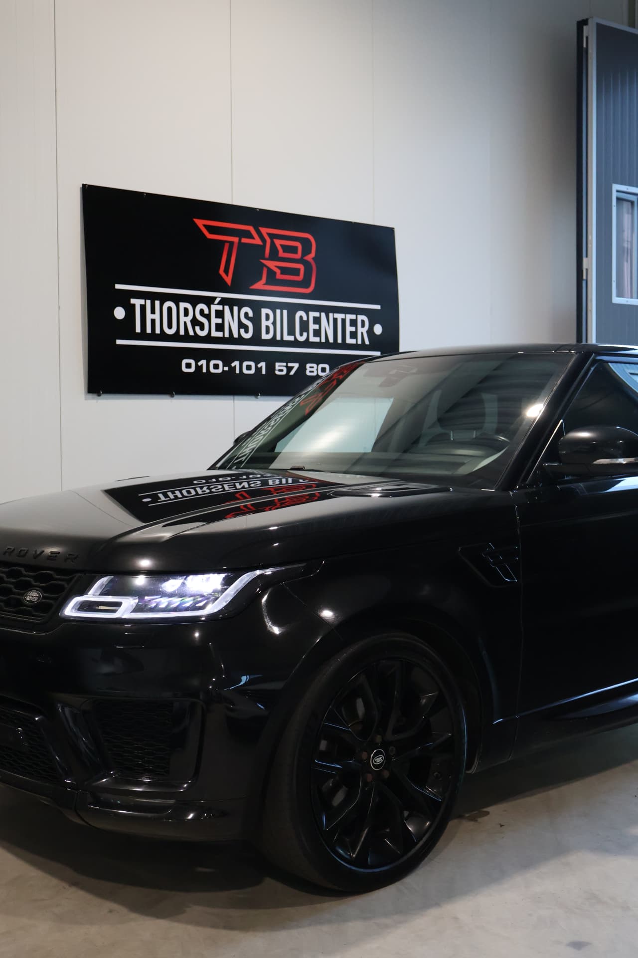 Svart Range Rover Sport i bilhallen